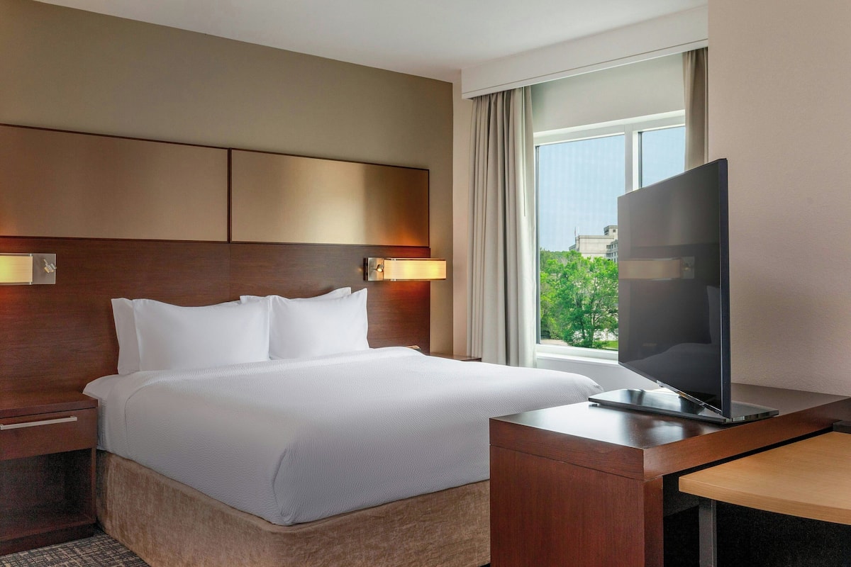 Desk, iron/ironing board, free cots/infant beds, free rollaway beds