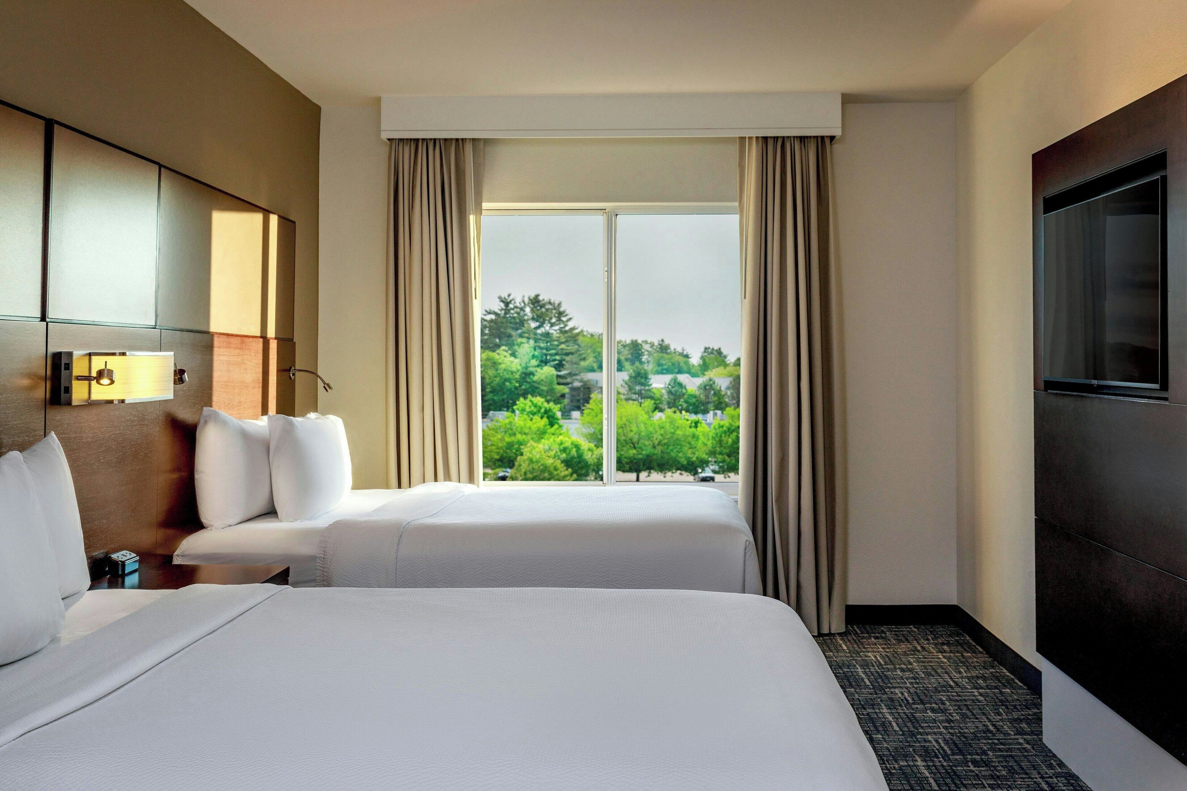 Een bureau, een strijkplank/strijkijzer, gratis babybedden