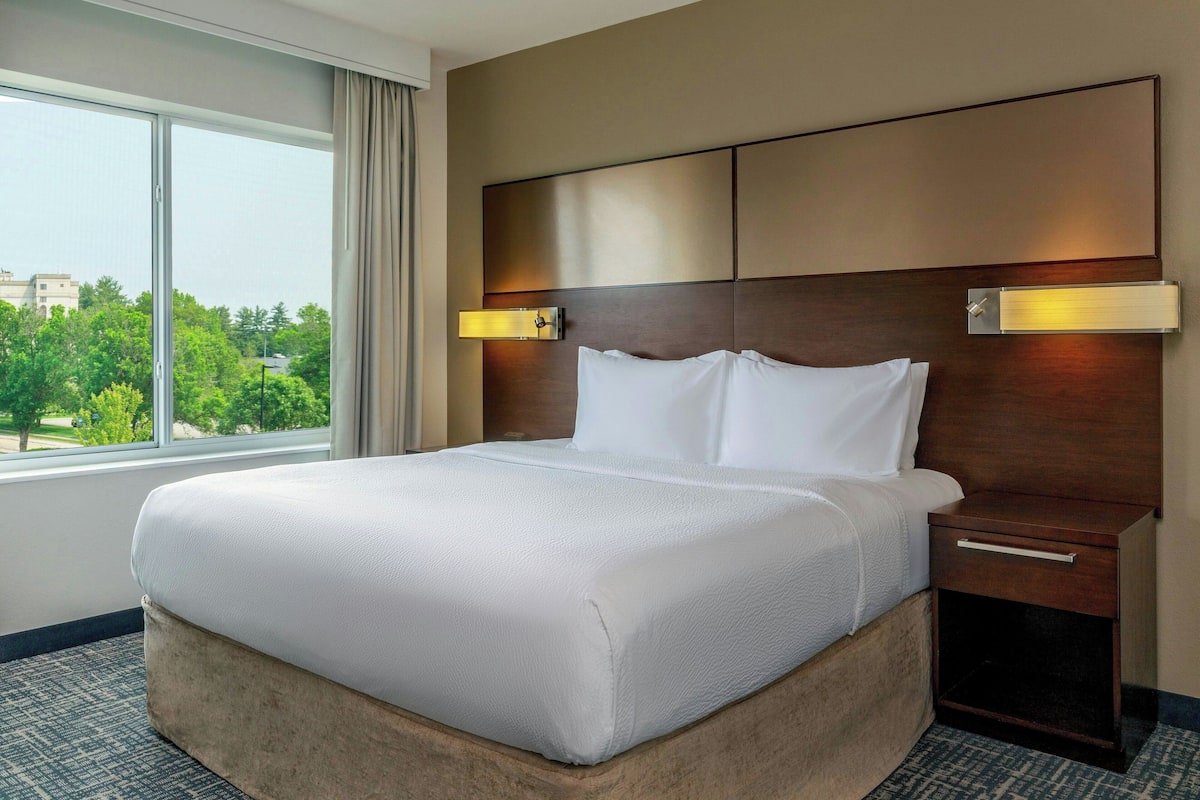 Desk, iron/ironing board, free cots/infant beds, free rollaway beds