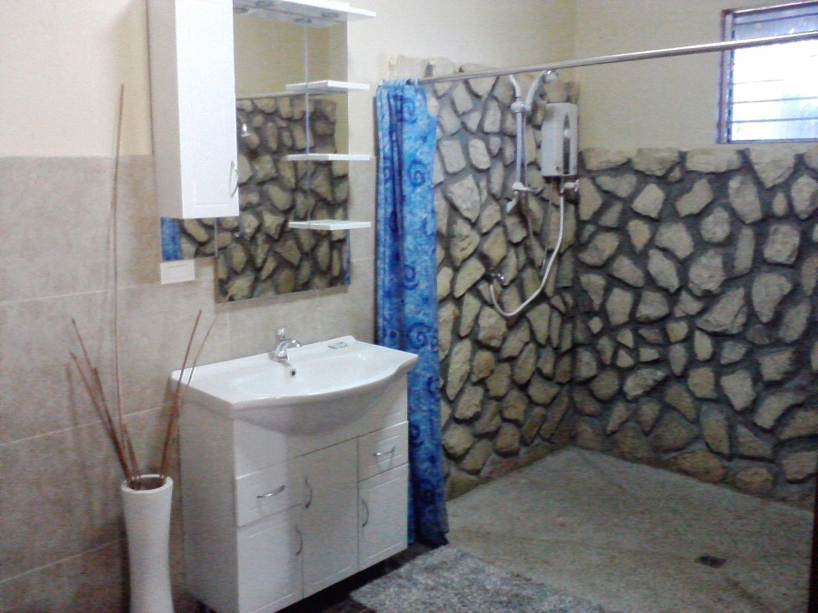 suite (sea breeze) | bathroom | shower, free toiletries, towels