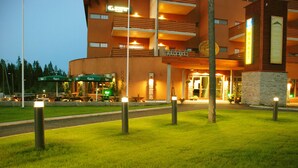 Ein Hotel mit modernem Design, das mehrere Balkone und einen gut beleuchteten Eingang bietet.