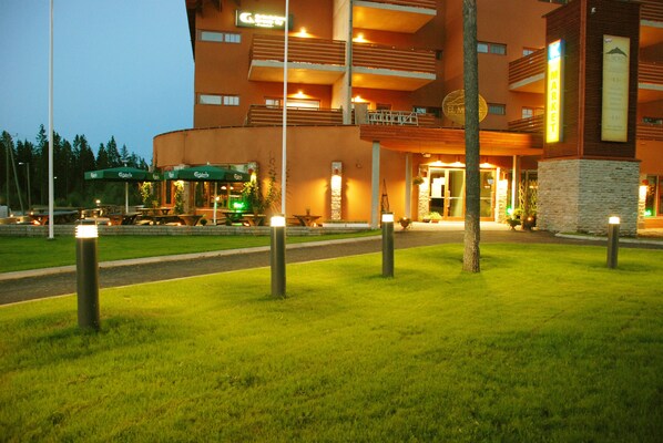 A hotel with a modern design, featuring multiple balconies and a well-lit entrance. - Apartment Tähtitahko (Kuopio)