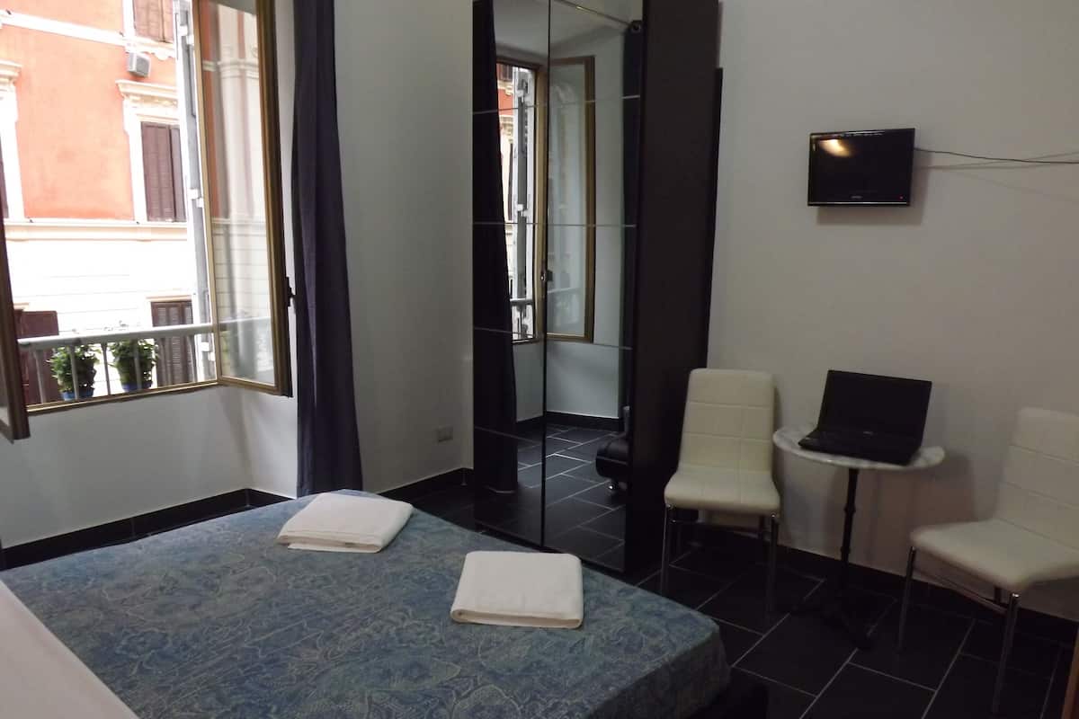 Standaard tweepersoonskamer | Luxe beddengoed, een bureau, extra bedden, gratis wifi