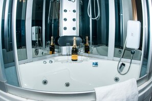 Articles de toilette gratuits, sèche-cheveux, serviettes fournies