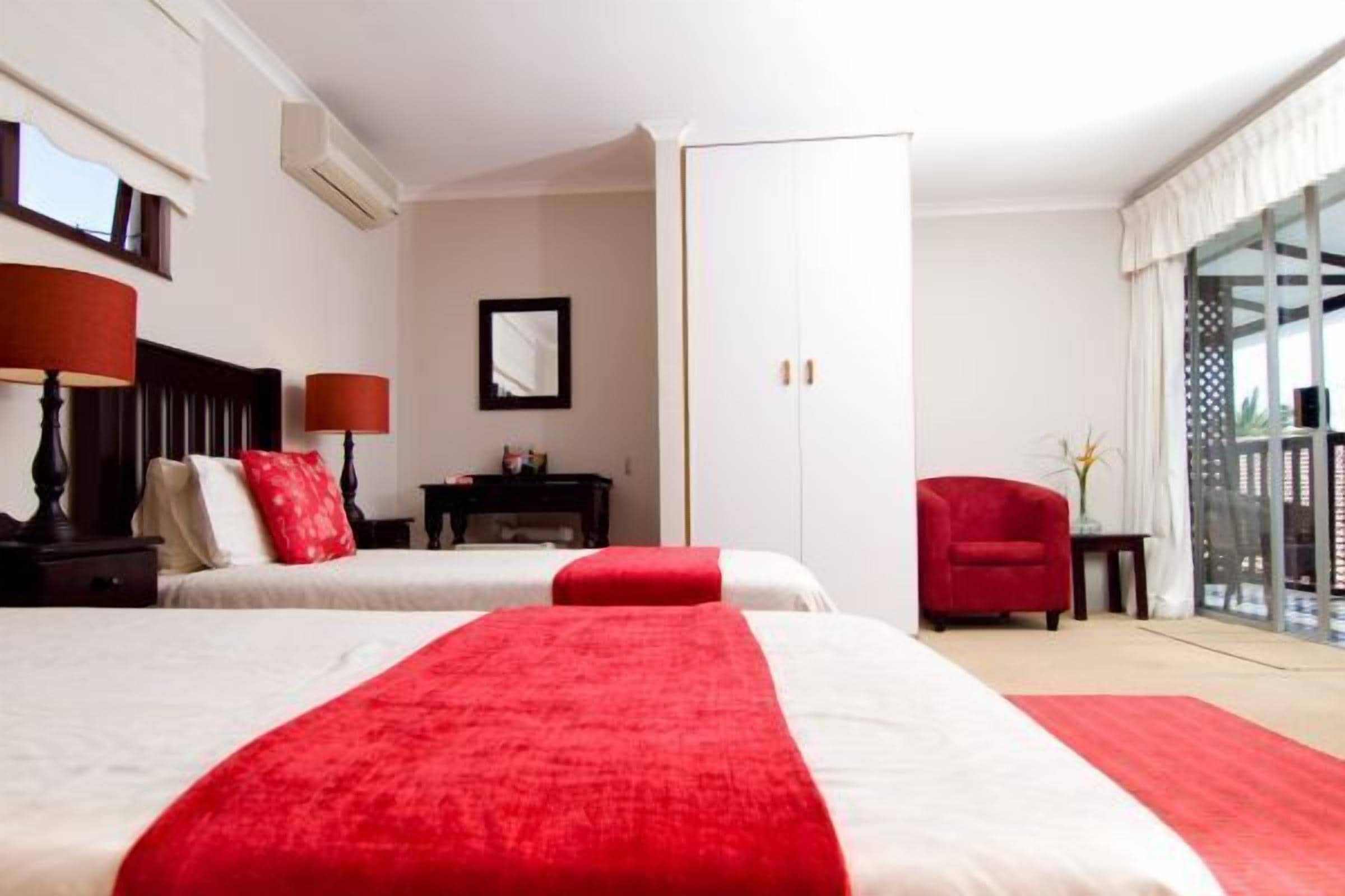 遮光窗帘、免费 WiFi、床单