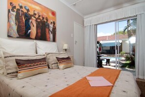 Blackout curtains, free WiFi, bed sheets - Boma Lodge (Durban North)