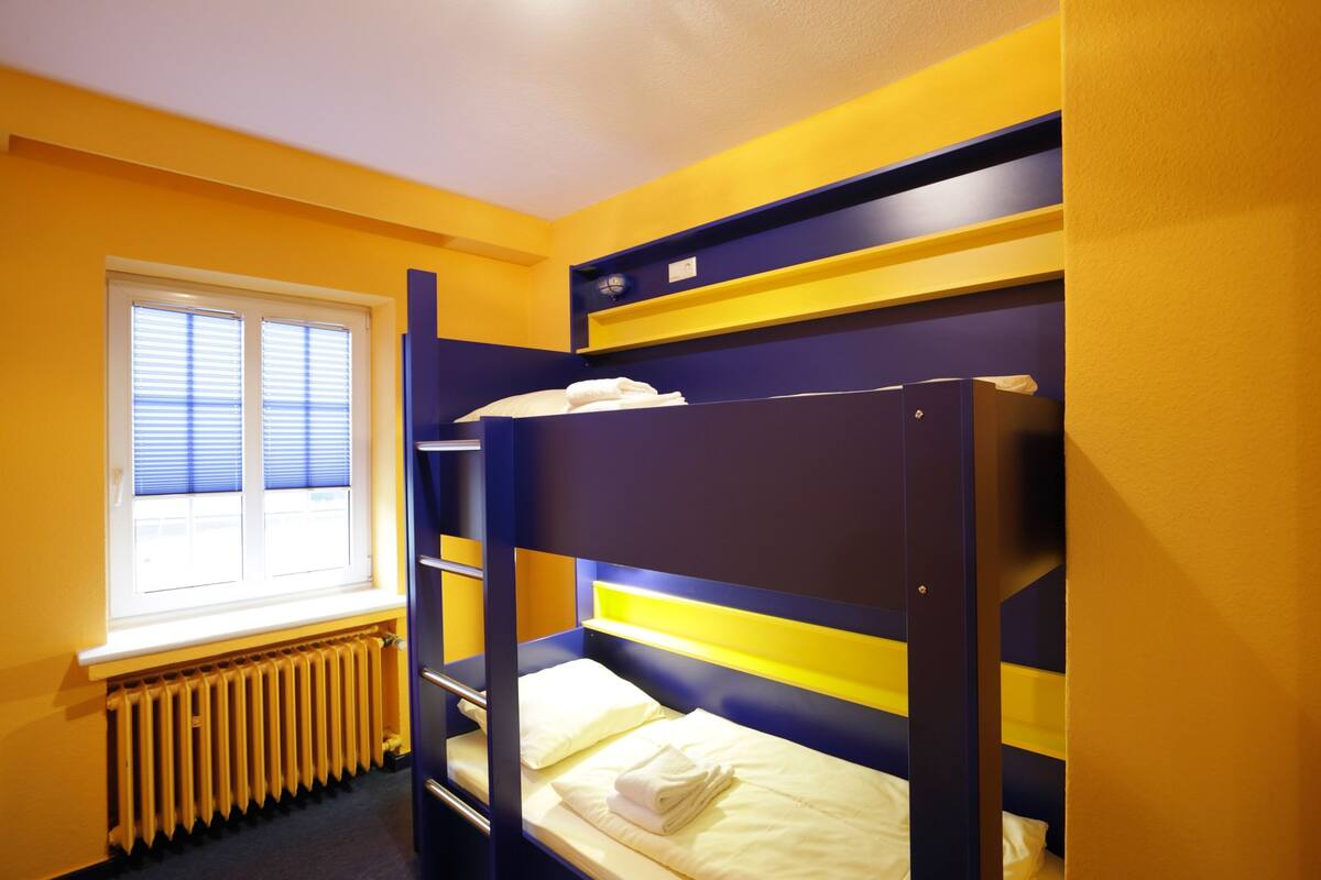 Kamar Double, kamar mandi umum | Seprai premium, brankas, meja kerja, dan tirai kedap cahaya