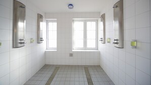Five-Bedroom with shared shower | Bad