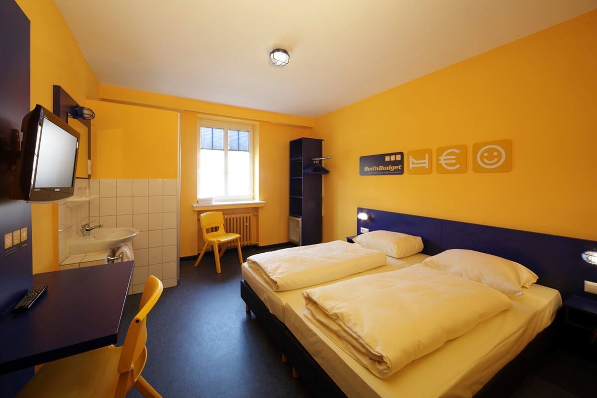 Double Room with shower | Seprai premium, brankas, meja kerja, dan tirai kedap cahaya