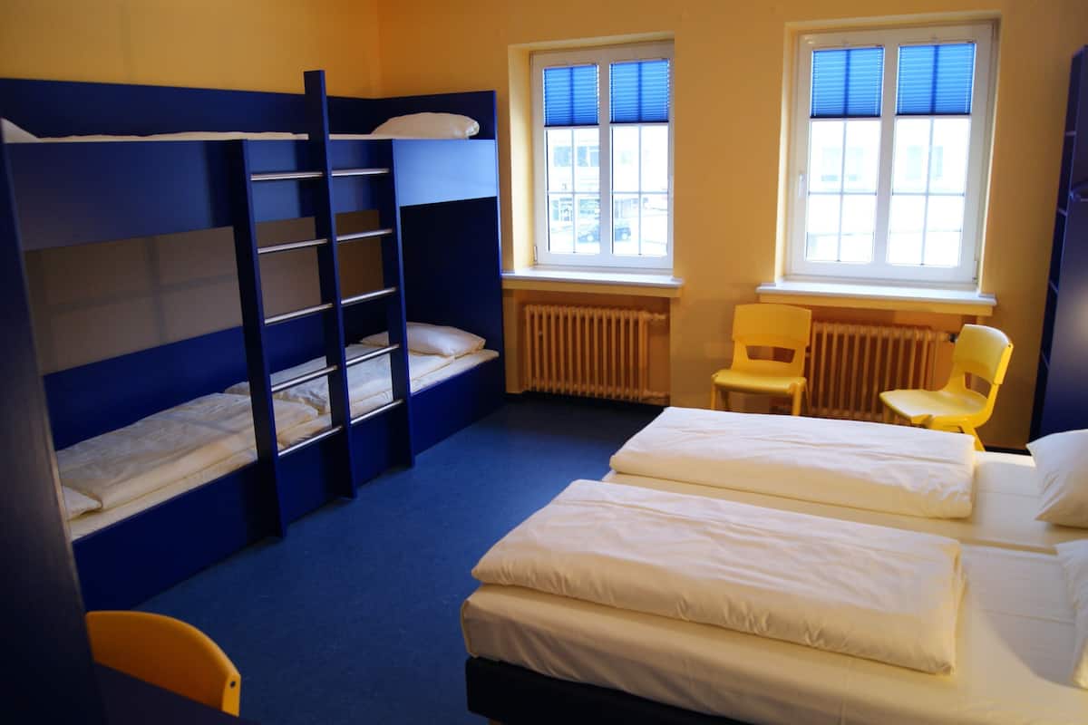 Kamar | Seprai premium, brankas, meja kerja, dan tirai kedap cahaya