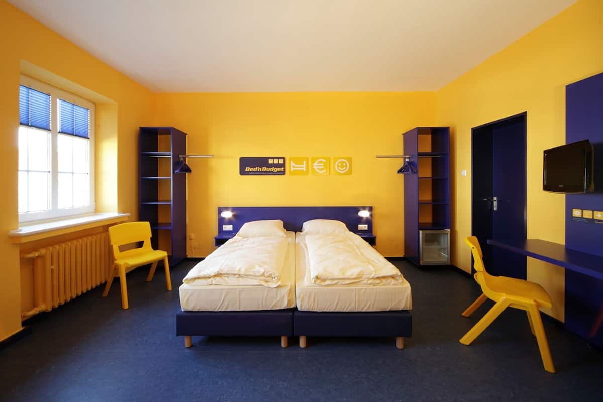 Ropa de cama de alta calidad y caja de seguridad en la habitación