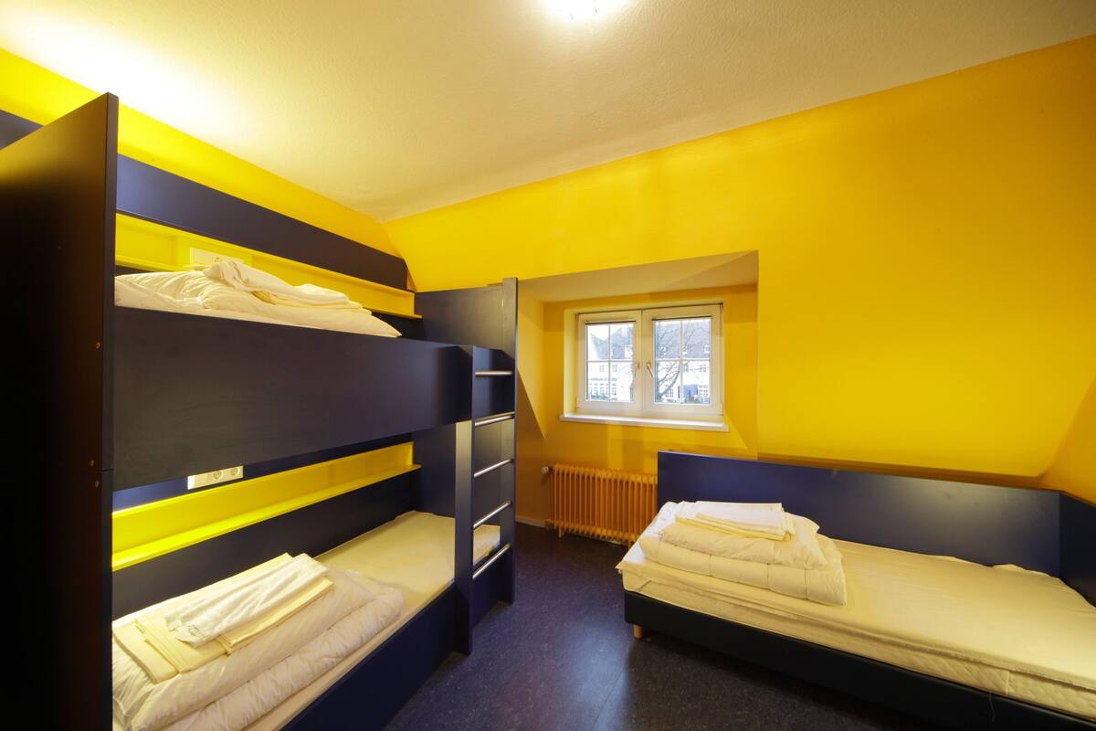 Habitación triple, baño compartido | Ropa de cama de alta calidad y caja de seguridad en la habitación