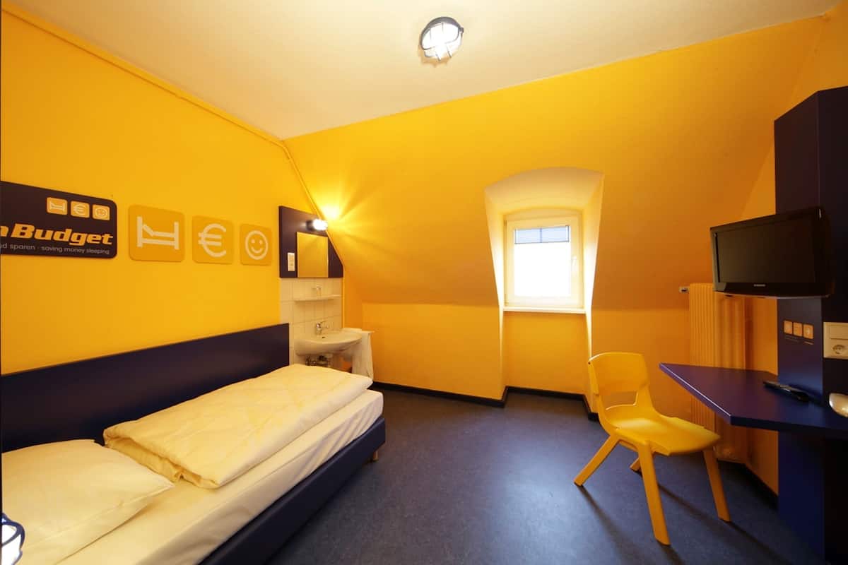 Ropa de cama de alta calidad y caja de seguridad en la habitación