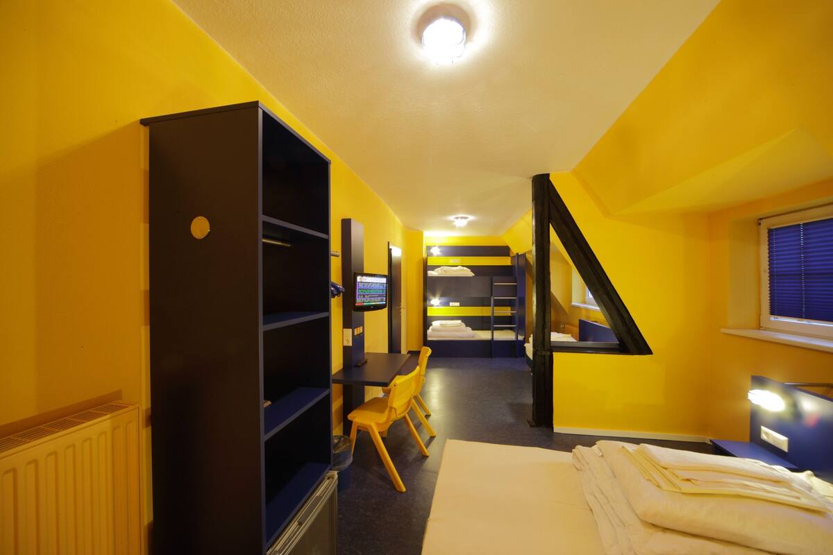 Five-Bedroom with shared shower | Seprai premium, brankas, meja kerja, dan tirai kedap cahaya
