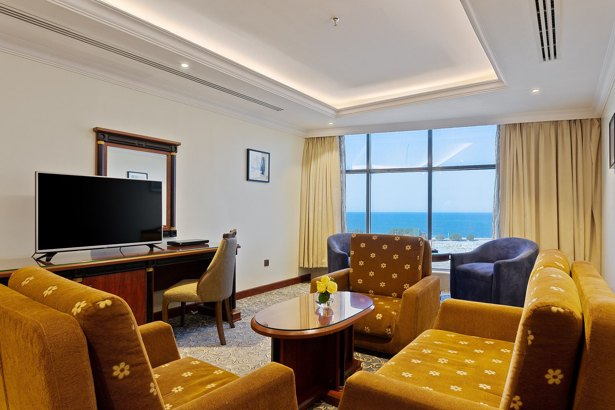 Suite – grand | Oppholdsområde | En 45-tommers LED-TV med Parabol-TV