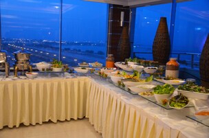 Breakfast, lunch, dinner served; international cuisine, sea views 