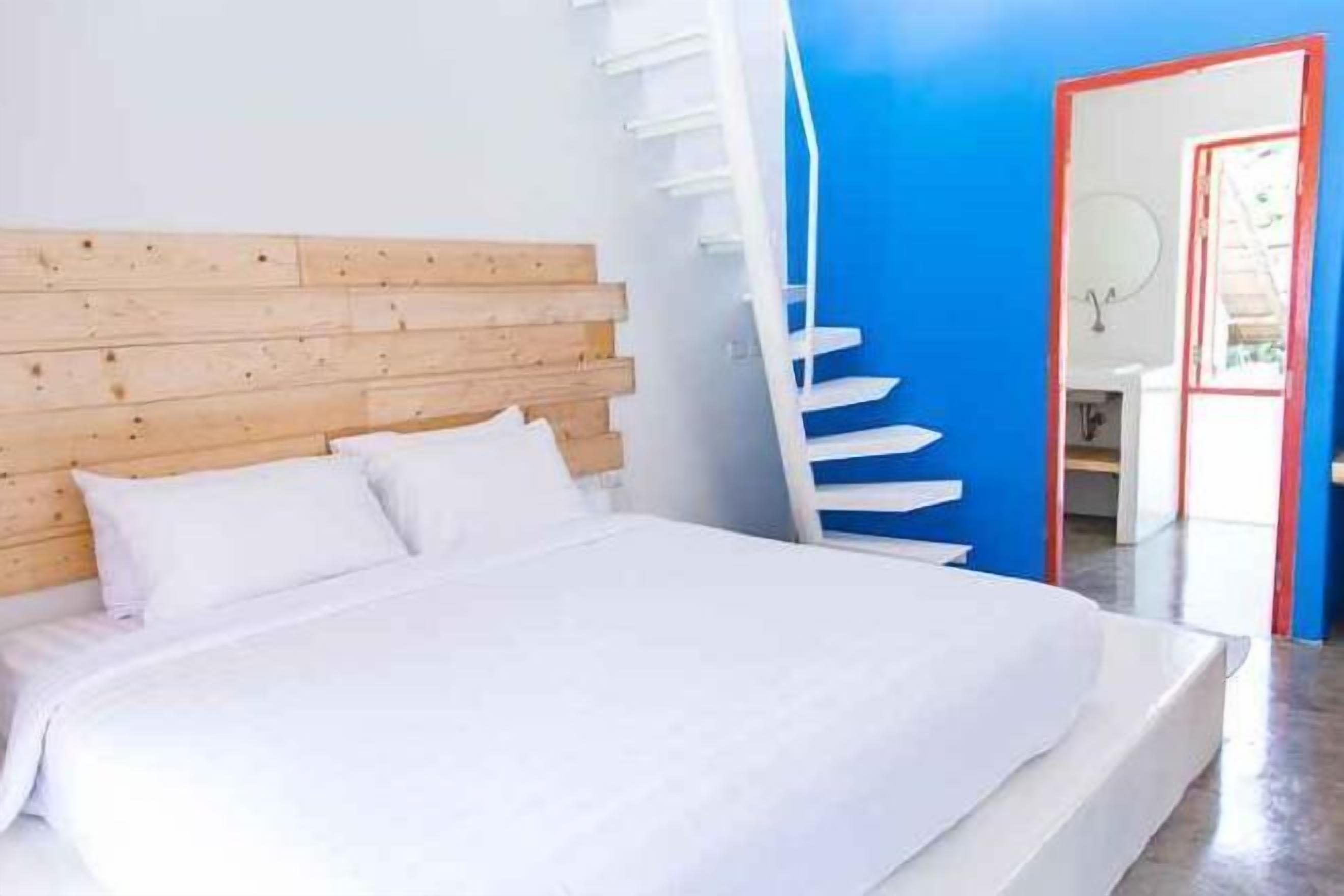 Caja de seguridad en la habitación y tabla de planchar con plancha 