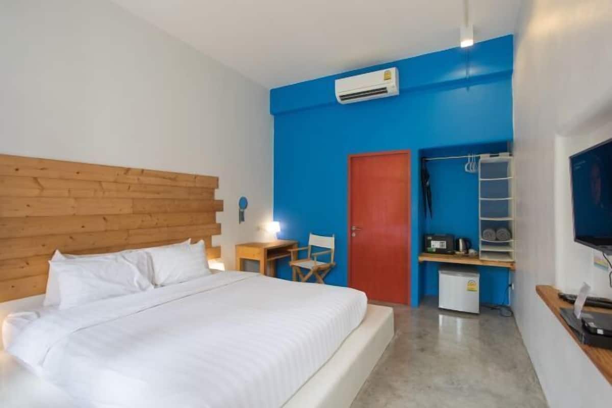 Caja de seguridad en la habitación y tabla de planchar con plancha