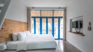 Habitación familiar, varias camas | Caja de seguridad en la habitación y tabla de planchar con plancha