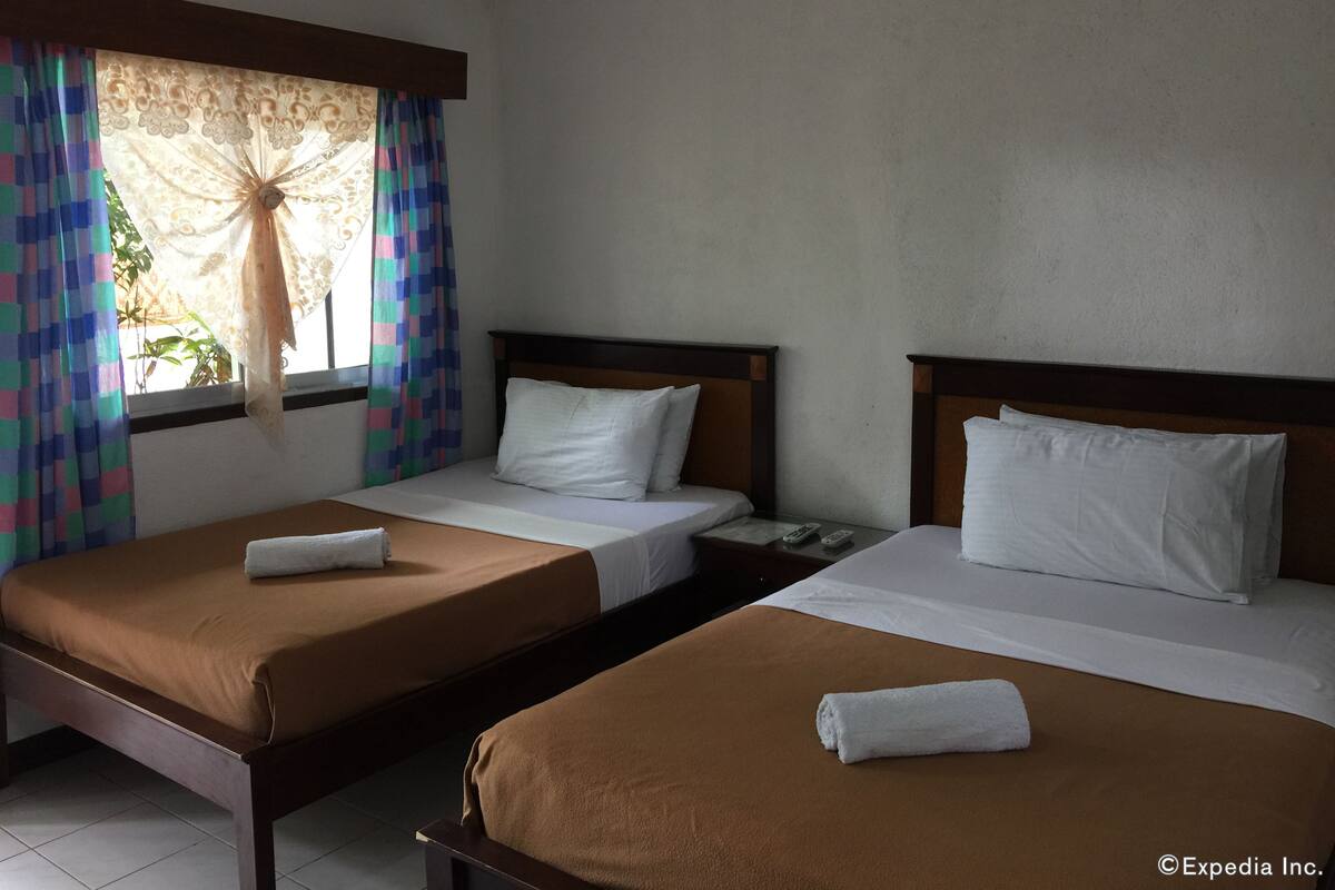 Deluxe Twin Room | In-room safe, rollaway beds