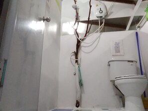 Chuveiro, toalhas de banho