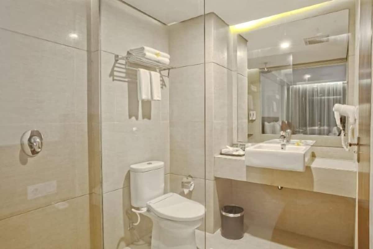 Baño | Artículos de higiene personal gratuitos, secador de pelo y zapatillas