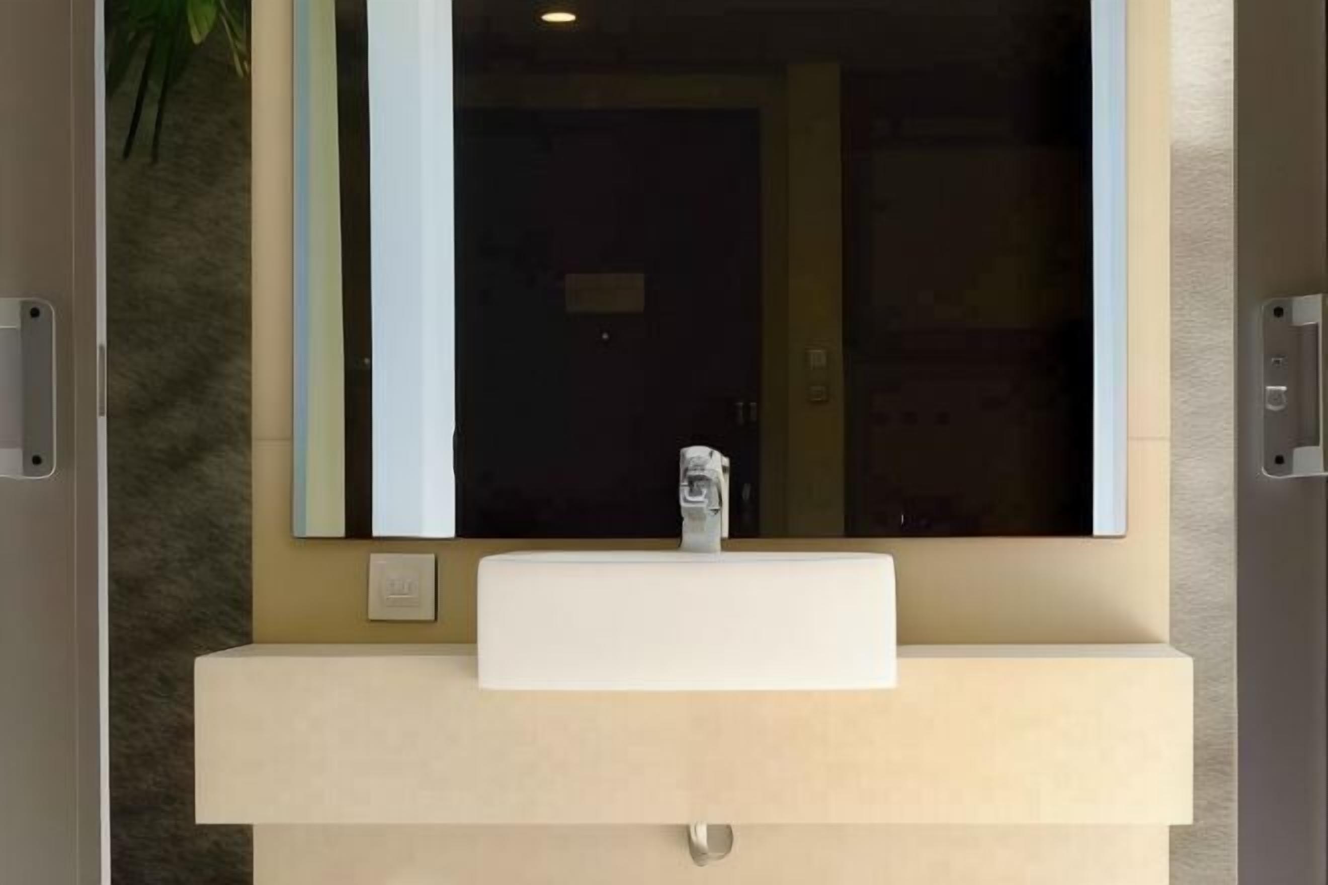 Baño | Artículos de higiene personal gratuitos, secador de pelo y zapatillas
