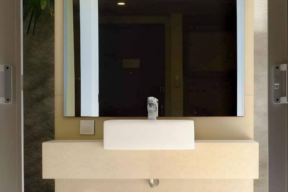 Baño | Artículos de higiene personal gratuitos, secador de pelo y zapatillas