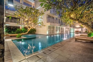 Outdoor pool, open 7:00 AM to 9:00 PM, pool umbrellas, sun loungers - Paragon Hotel Seminyak (Keroboken Kelod)