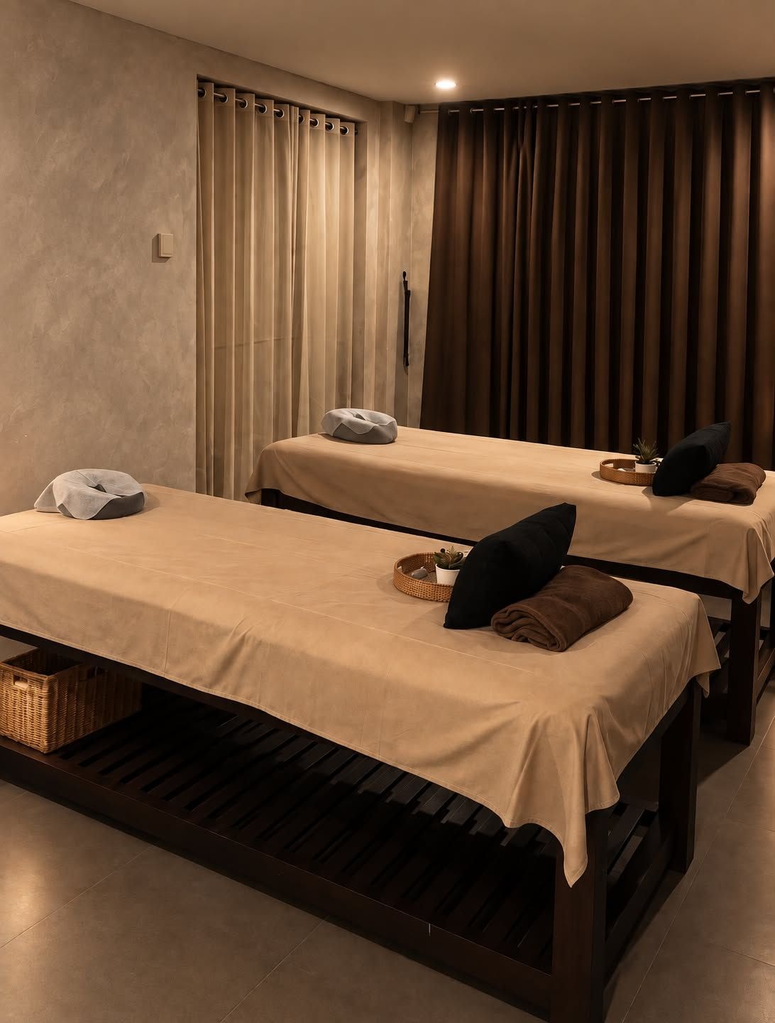 Una habitación con dos camas, cada una con una almohada y una pequeña cesta.
