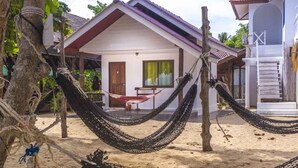 A beach house with a hammock, a door, and a window. - Dancing Elephant Beach Club - Hostel (Ko Pha-ngan)
