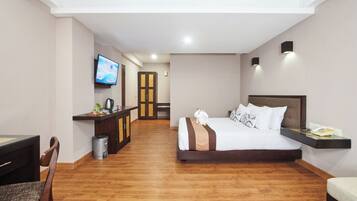 Quarto casal executivo | Cortinas blackout, ferros/tábuas de passar roupa, Wi-Fi de cortesia