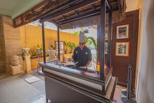 供应早餐、午餐和晚餐，印尼菜