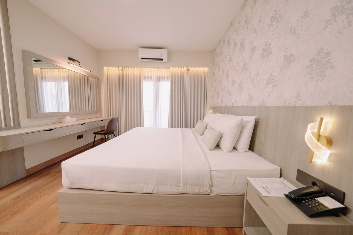Cortinas blackout, tabla de planchar con plancha y wifi gratis 