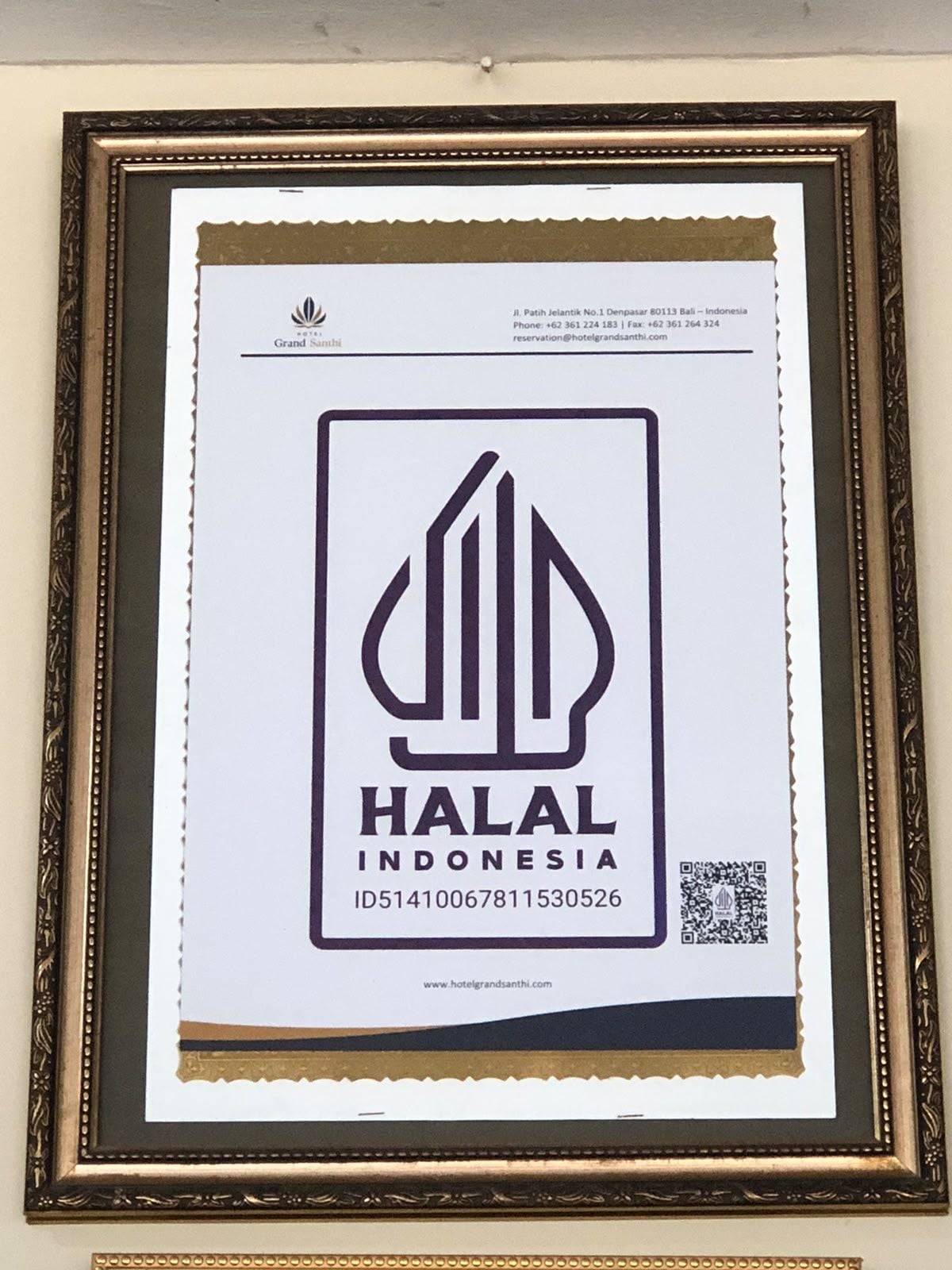 Un certificado o premio enmarcado con un logotipo y texto para 'HALAL INDONESIA' y una dirección web.