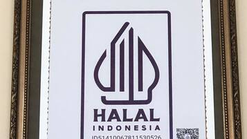 Un certificado o premio enmarcado con un logotipo y texto para 'HALAL INDONESIA' y una dirección web.