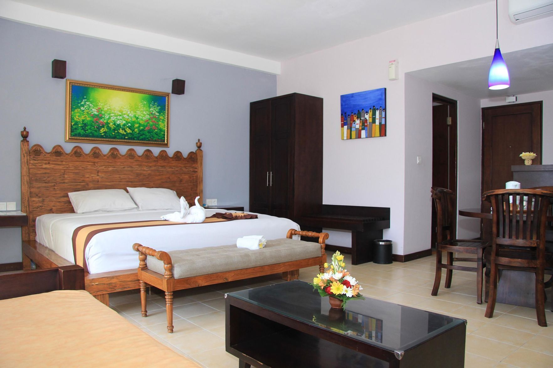 Cortinas blackout, tabla de planchar con plancha y wifi gratis 