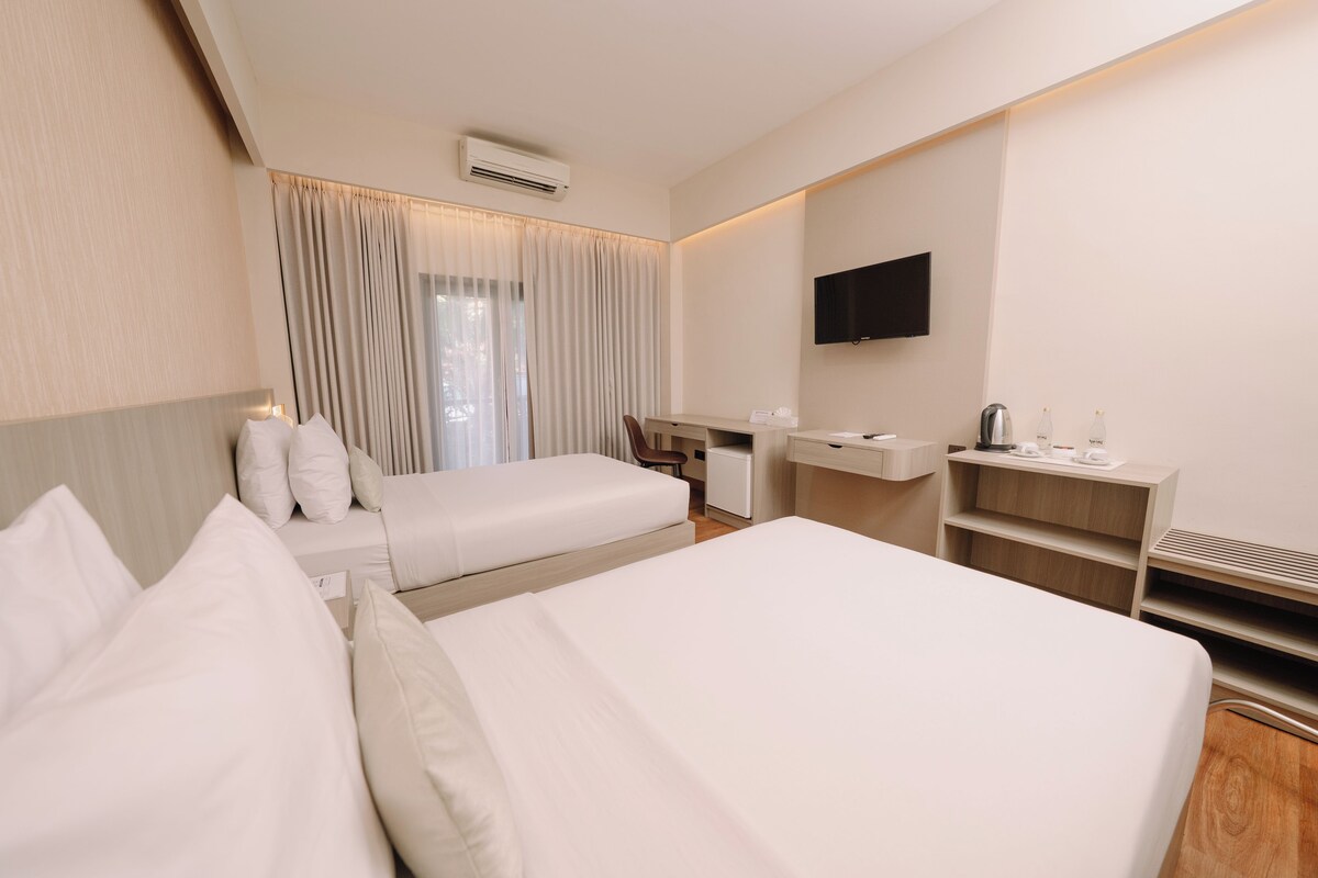 Deluxe Santhi Utara | Blackout drapes, iron/ironing board (on request), WiFi (free)