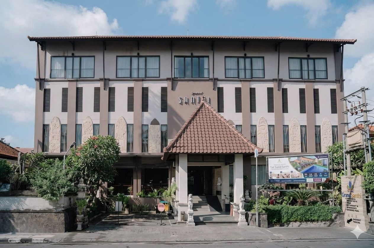 Un edificio de varios pisos con un letrero llamativo que dice 'SANDHI'.