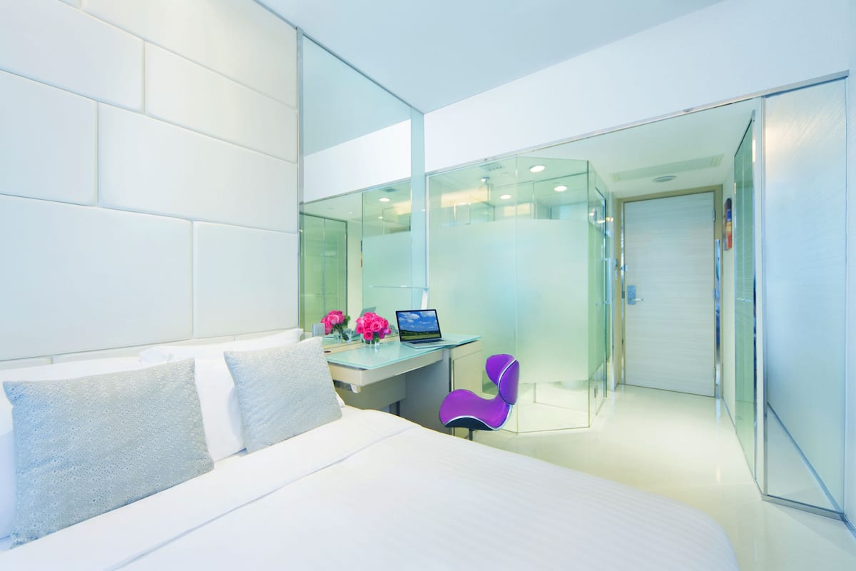 Camas con pillow-top, minibar y caja de seguridad en la habitación