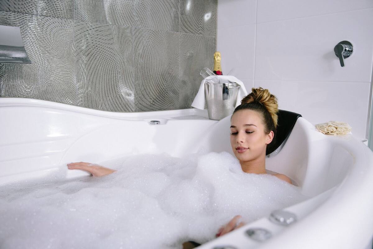 Suite – deluxe, massasjebadekar | Bad | Dusj, regndusjhode, designertoalettartikler og hårføner