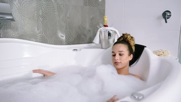 Spa Suite | Bathroom | Shower, rainfall showerhead, designer toiletries, hair dryer