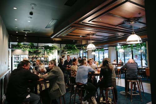 Petit déjeuner, déjeuner et dîner servis sur place