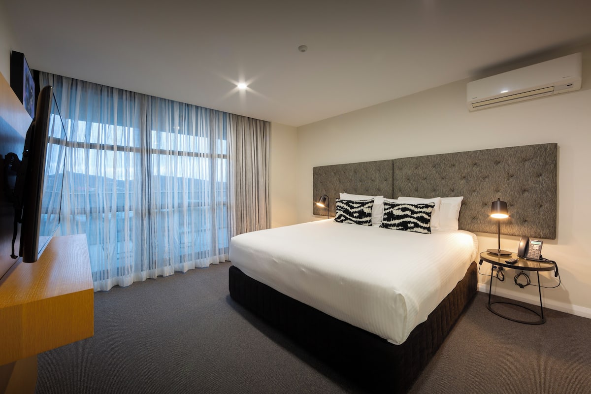 2 bedrooms, premium bedding, minibar, in-room safe
