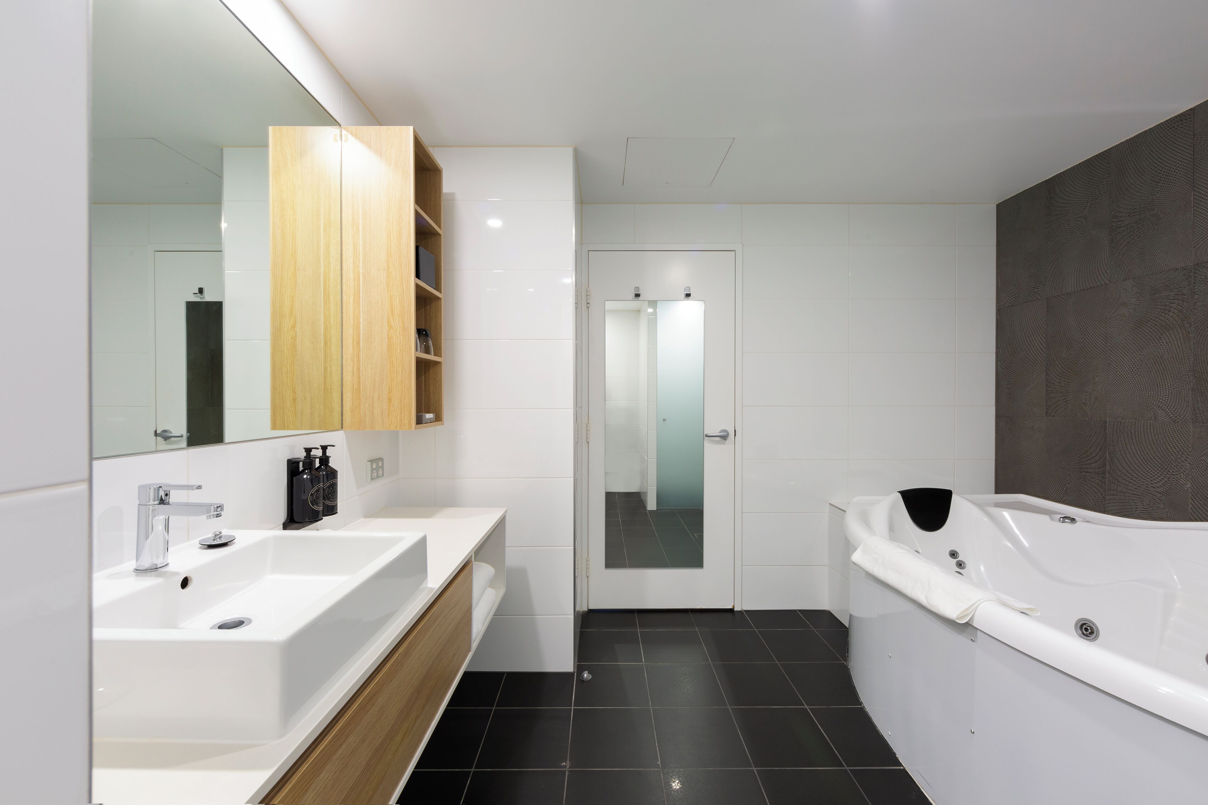 Photo - Avenue Hotel Canberra