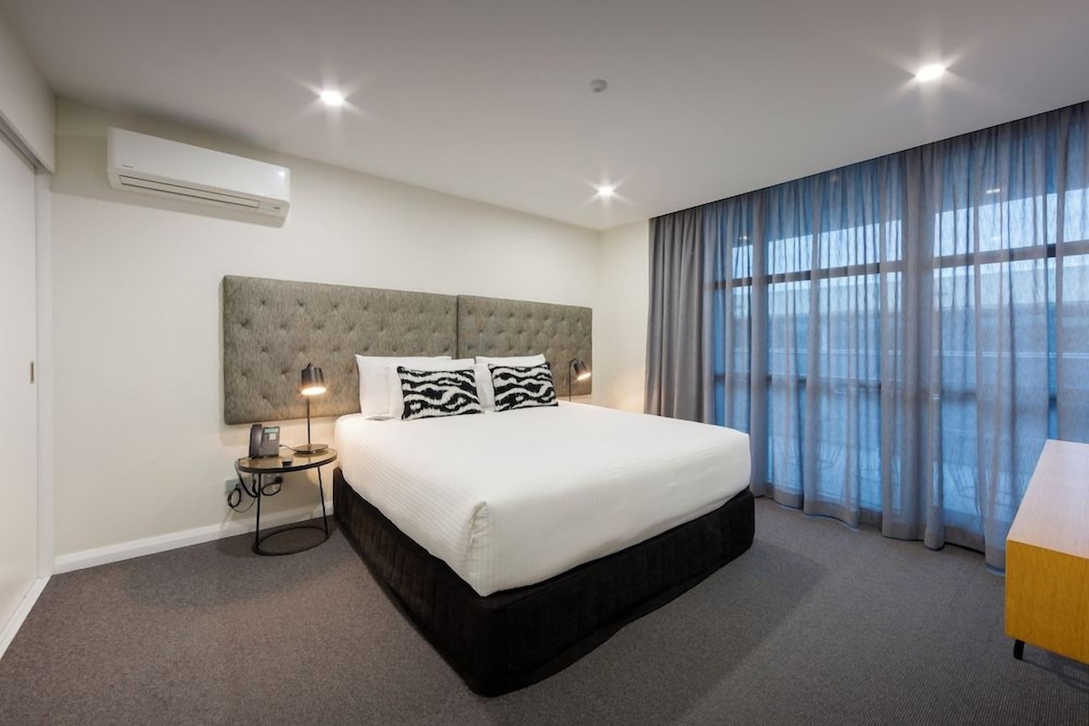 Premium bedding, in-room safe, desk, laptop workspace