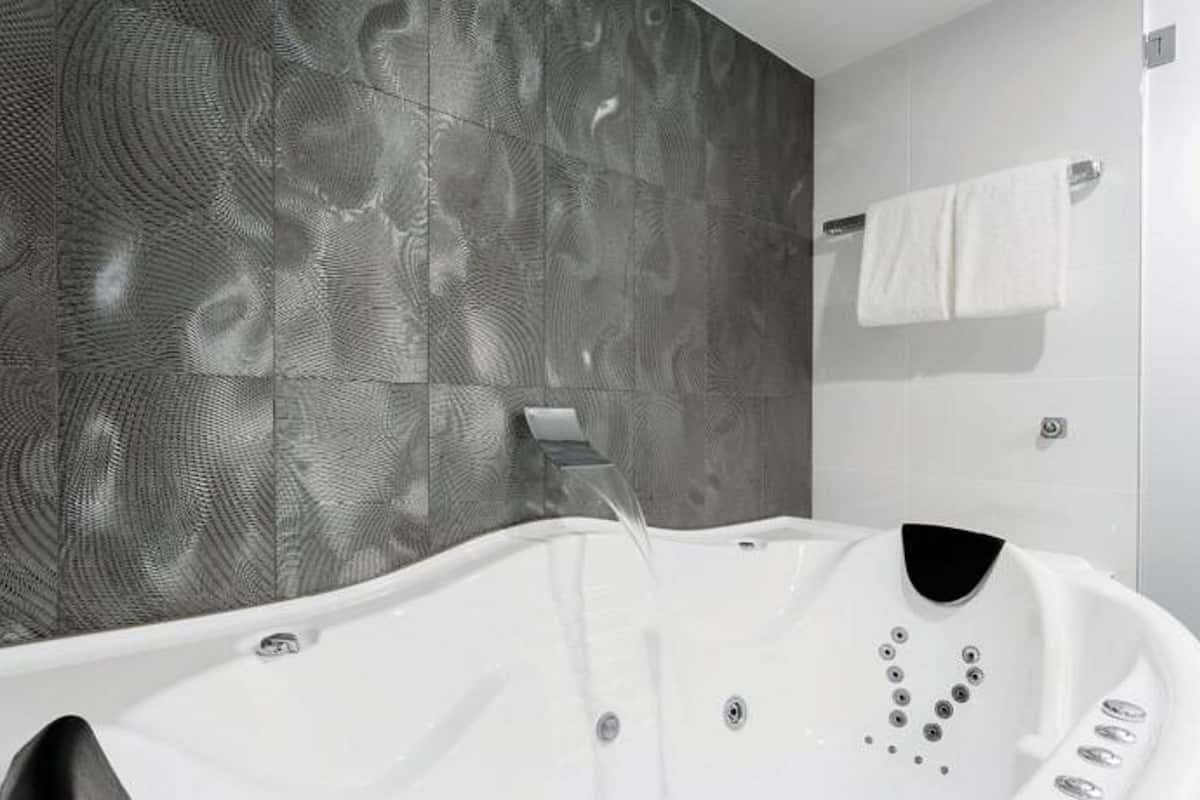 spa suite | jetted bathtub