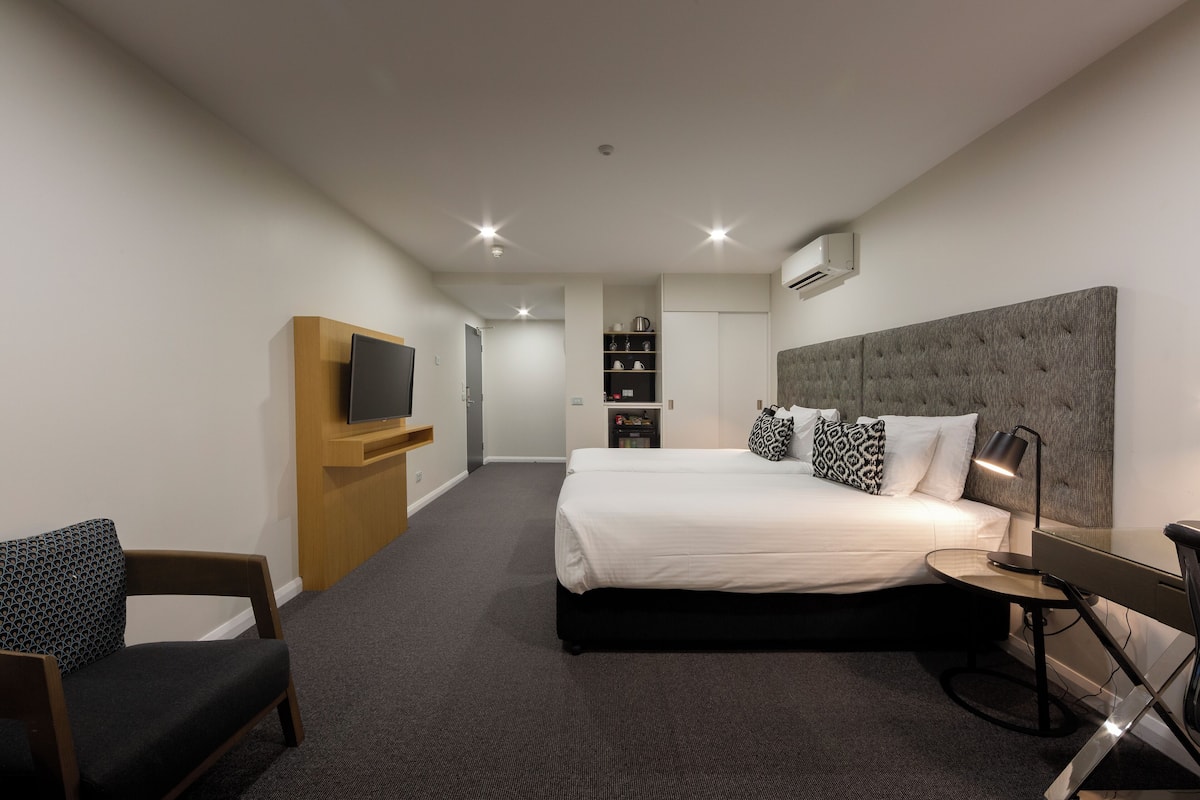 2 bedrooms, premium bedding, minibar, in-room safe