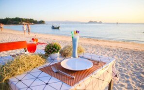 Phục vụ bữa sáng, bữa trưa, bữa tối, món Thái, nhìn ra bãi biển