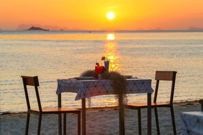 Petit-déjeuner, déjeuner et dîner servis sur place, vue sur la plage